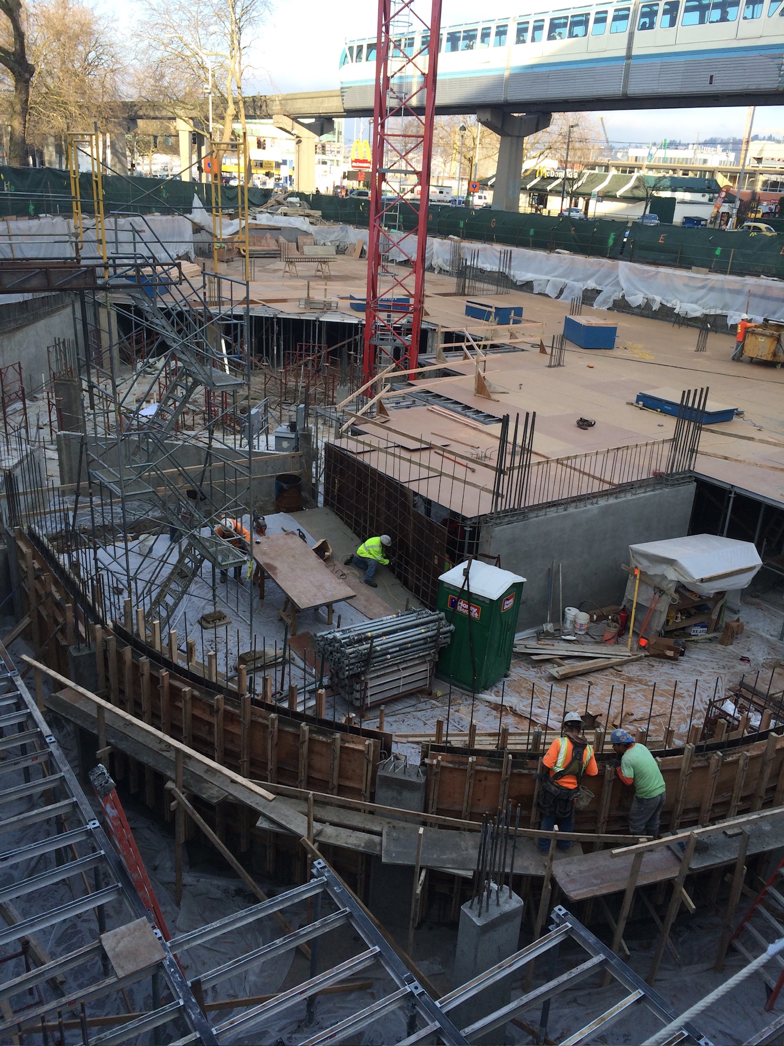 Post-tensioned vault wall construction
